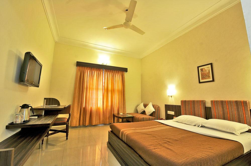 Hotel The Westend Ahmedabad Eksteriør bilde