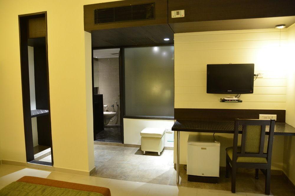 Hotel The Westend Ahmedabad Eksteriør bilde