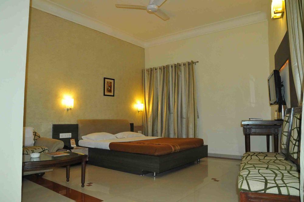 Hotel The Westend Ahmedabad Eksteriør bilde