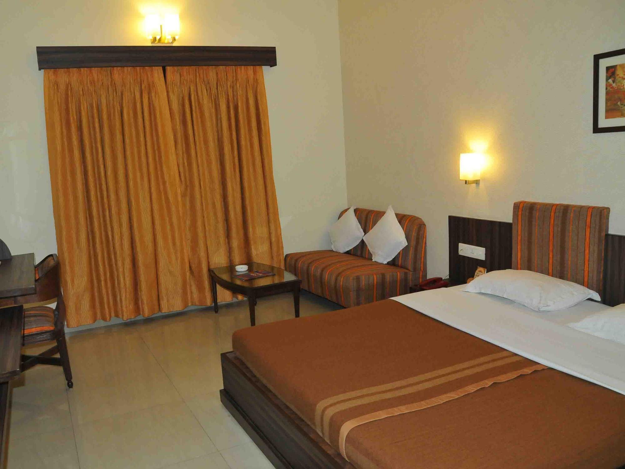 Hotel The Westend Ahmedabad Eksteriør bilde